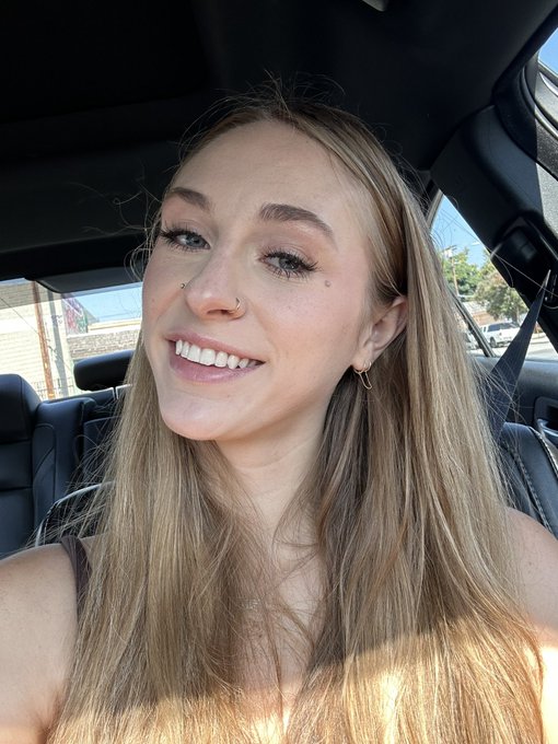 F2PF6o6bwAAtNXg.jpg small